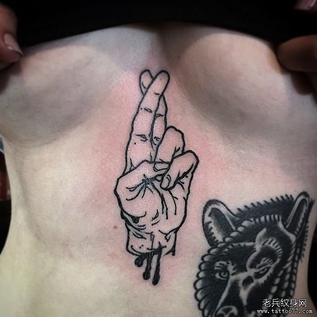 胸部个性手掌纹身tattoo