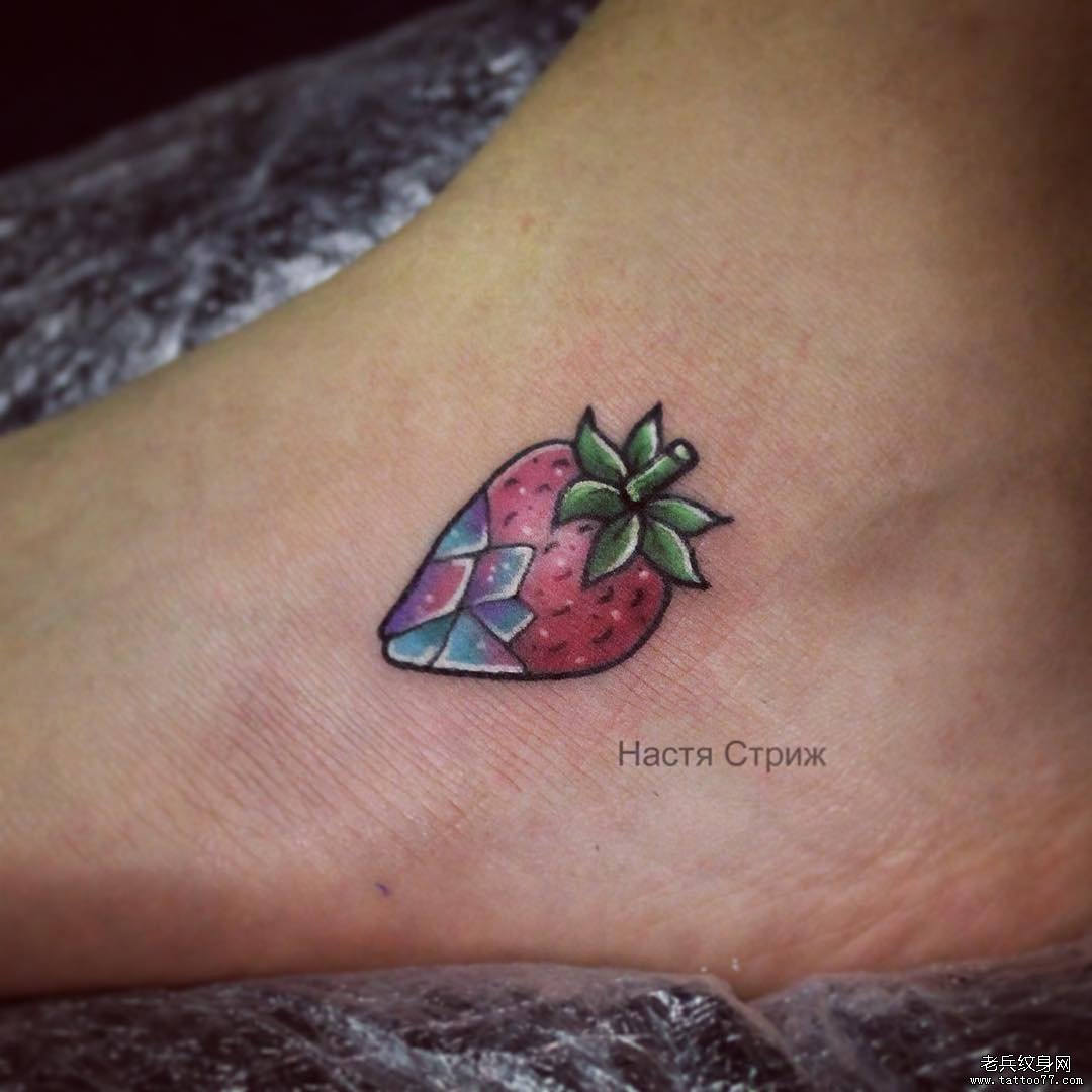 脚背彩色小清新可爱星空草莓纹身图案