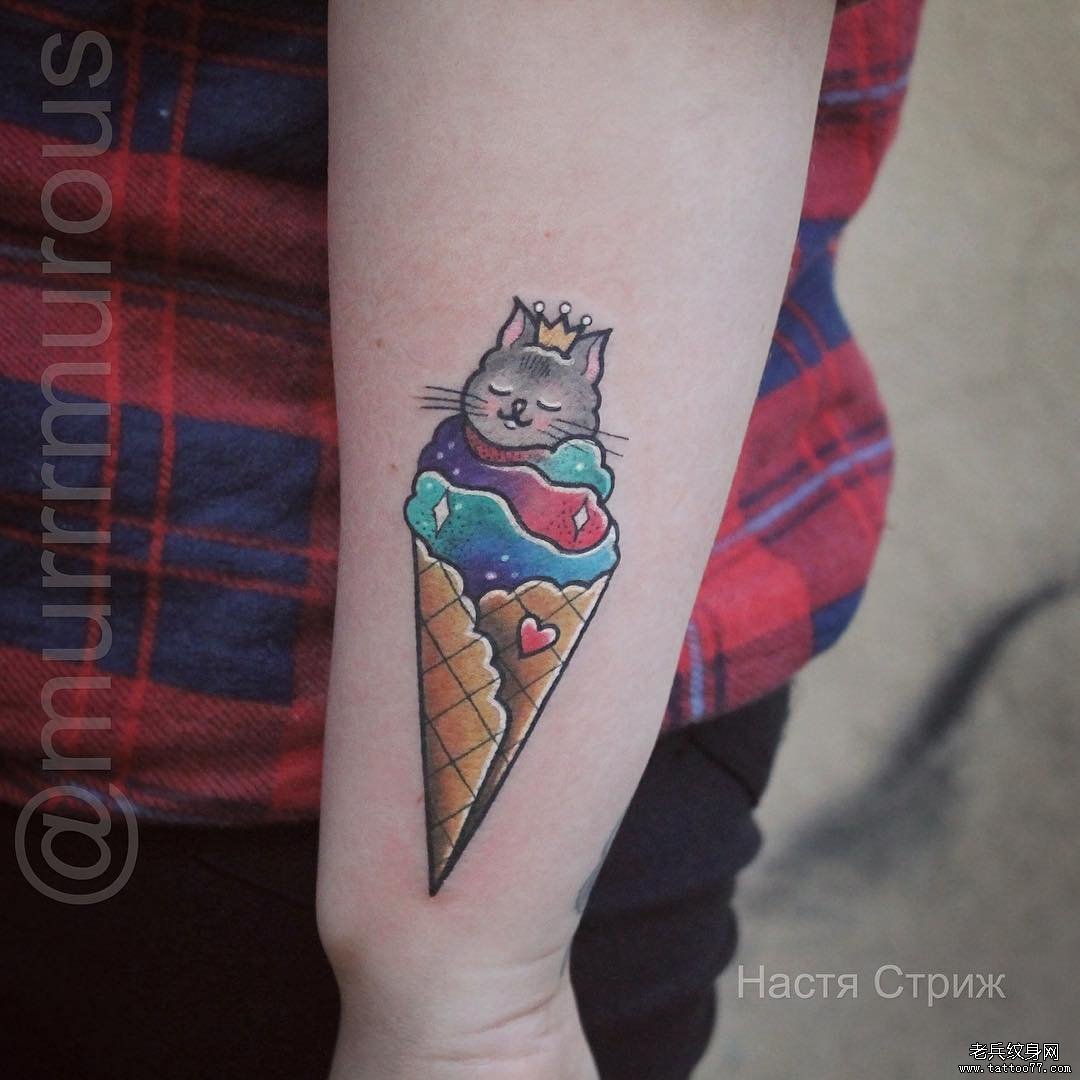 小臂冰淇淋上的星空云朵和猫咪纹身图案