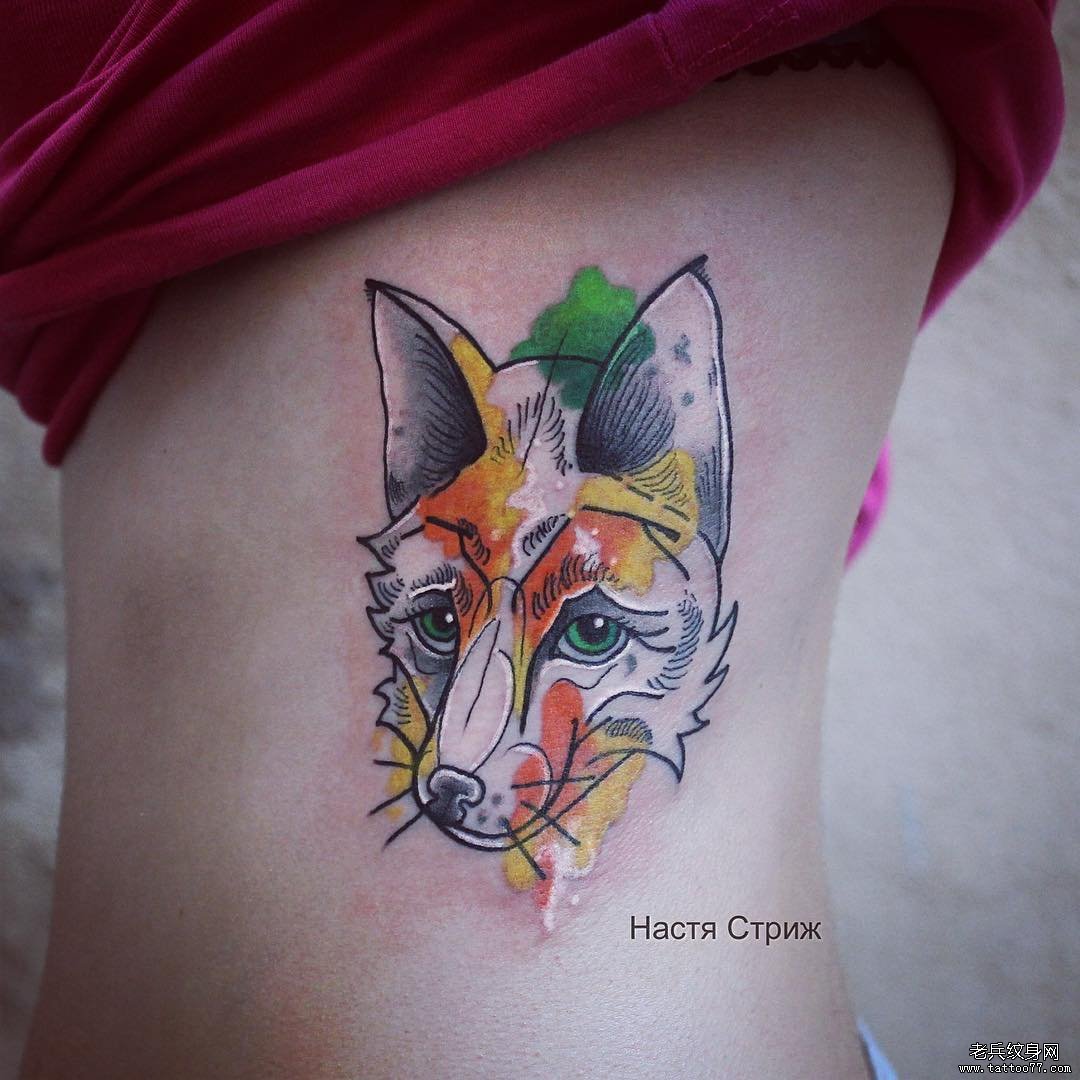 侧腰彩色个性泼墨狐狸头部纹身图案