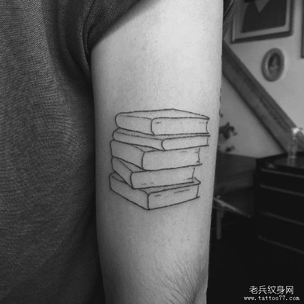大臂黑色线条一堆书本纹身图案