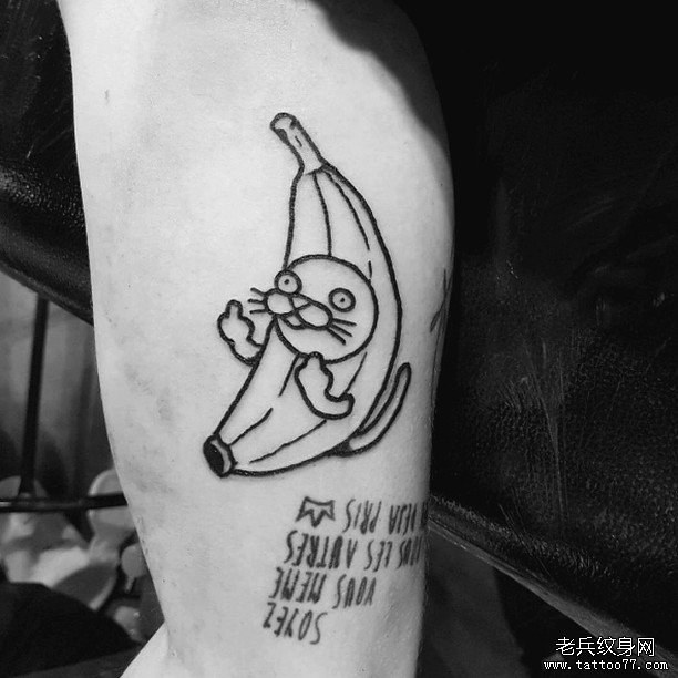 大臂可爱的香蕉海豹和英文纹身图案