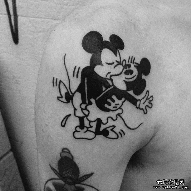 大臂卡通恩爱的米老鼠纹身图案