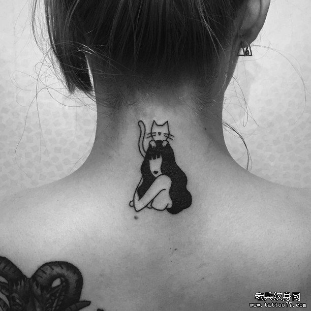 脖子后猫和女郎简约纹身图案