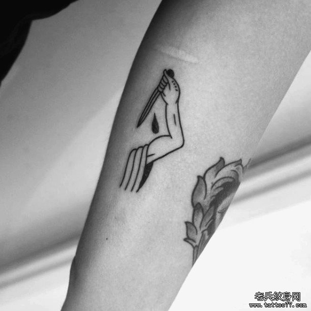 小臂粗线条拿刺刀的手臂tattoo纹身图案