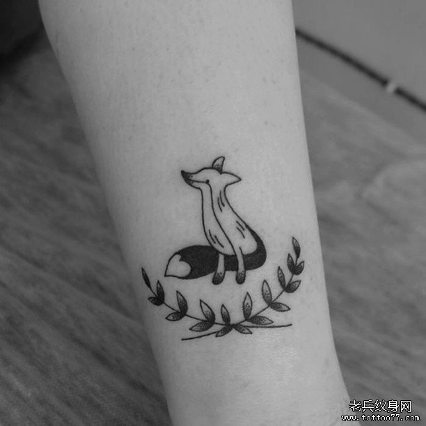 女生手臂上小清新狐狸和树叶纹身图案