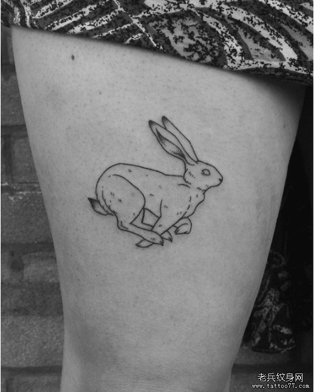 大腿奔跑的兔子纹身图案