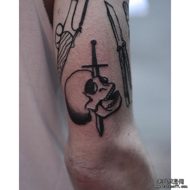 大臂骷髅匕首小图案纹身tattoo
