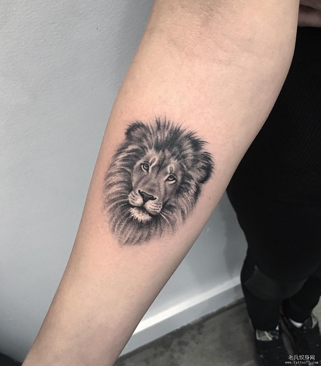 小臂狮子头像写实纹身图案