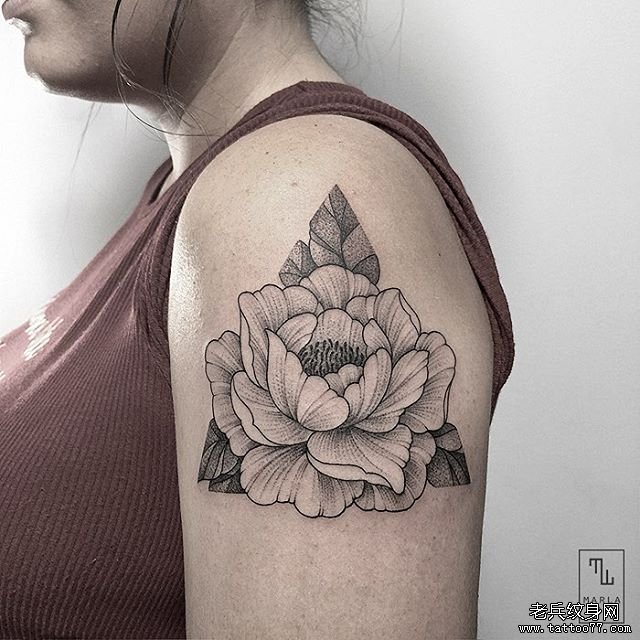 女性大臂绽放的牡丹花纹身tattoo图案