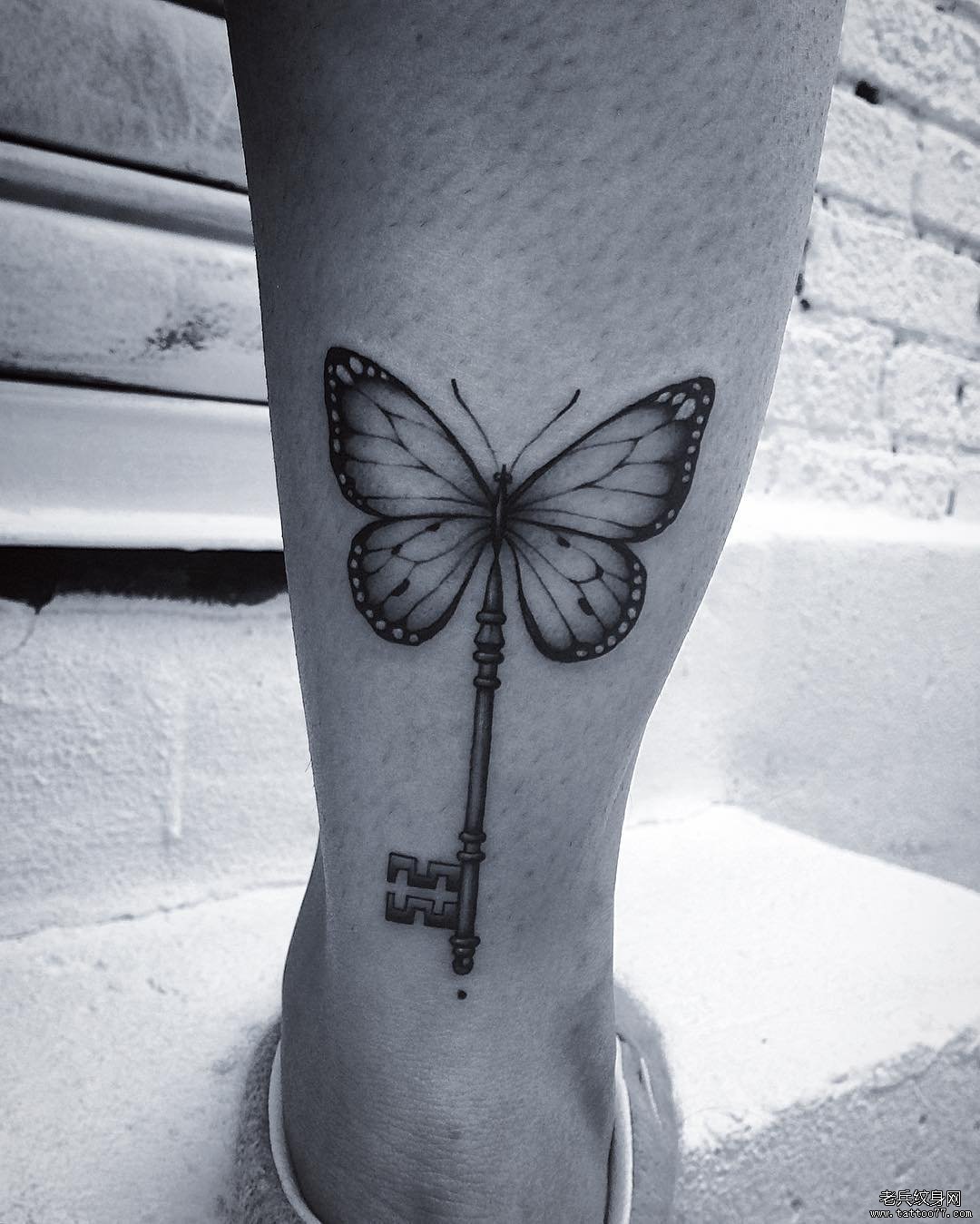 小腿蝴蝶钥匙组合纹身图案