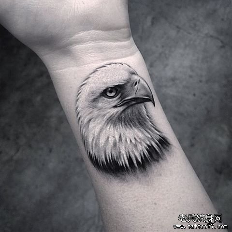 手腕写实老鹰头像纹身图案