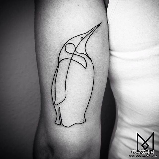 女生大臂极简线条企鹅纹身图案
