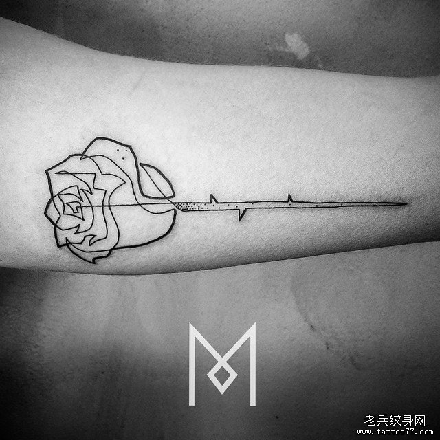 大臂极简线条玫瑰点刺纹身图案