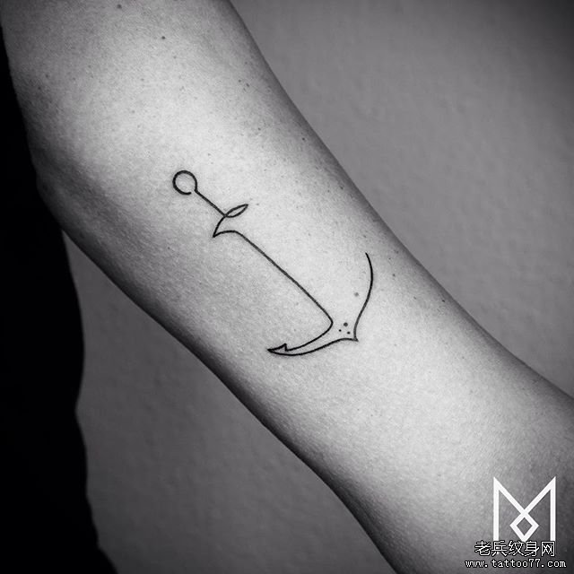 小臂极简黑色线条船锚纹身图案