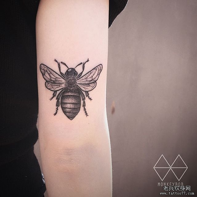 大臂蜜蜂写实点刺纹身tattoo图案