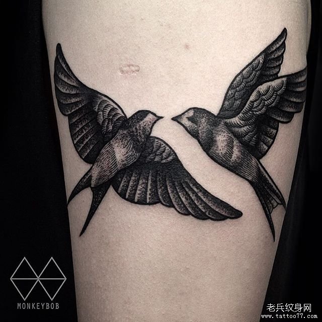 大臂两只黑灰燕子纹身tattoo图案