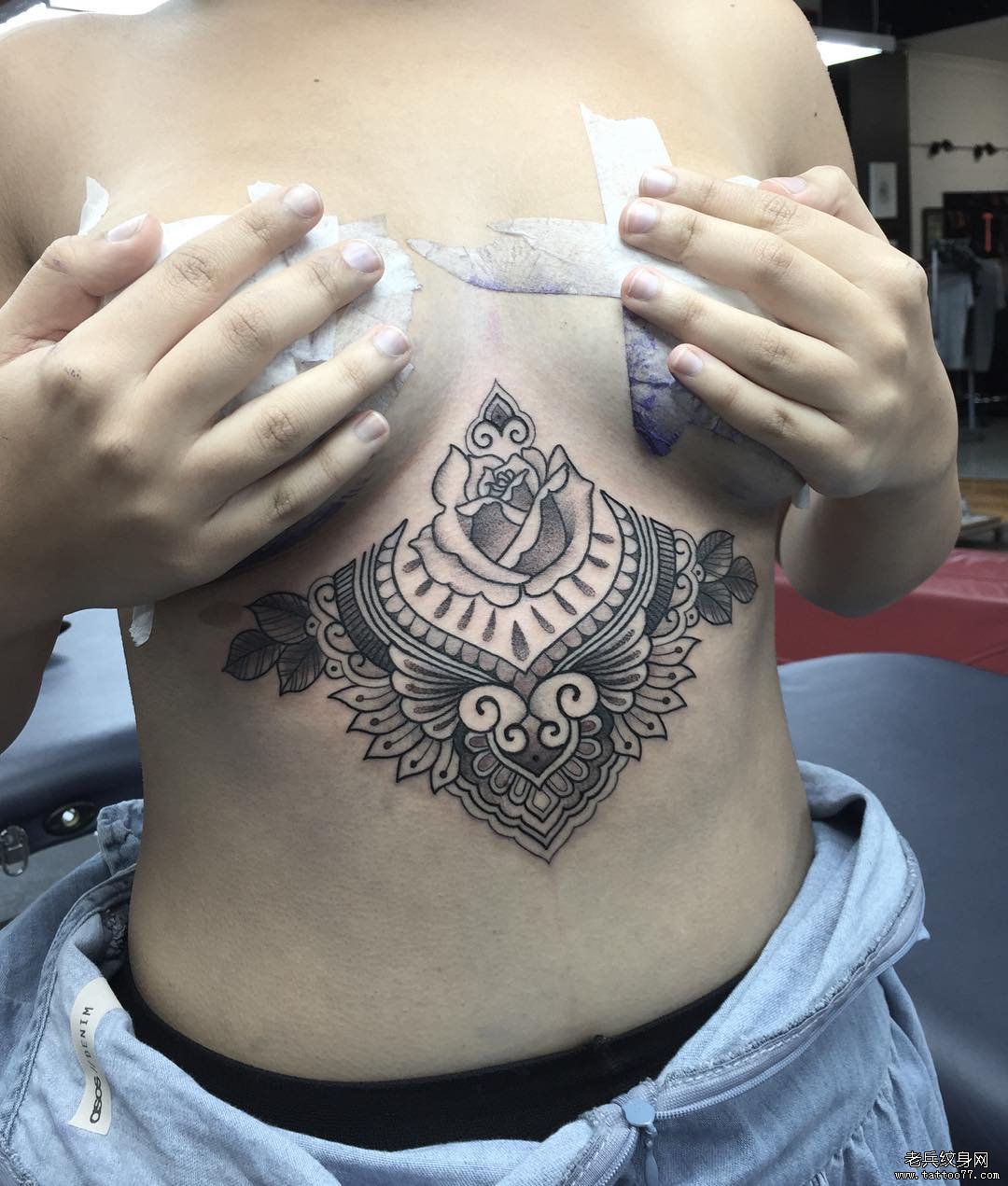 女性胸部梵花纹身tattoo图案
