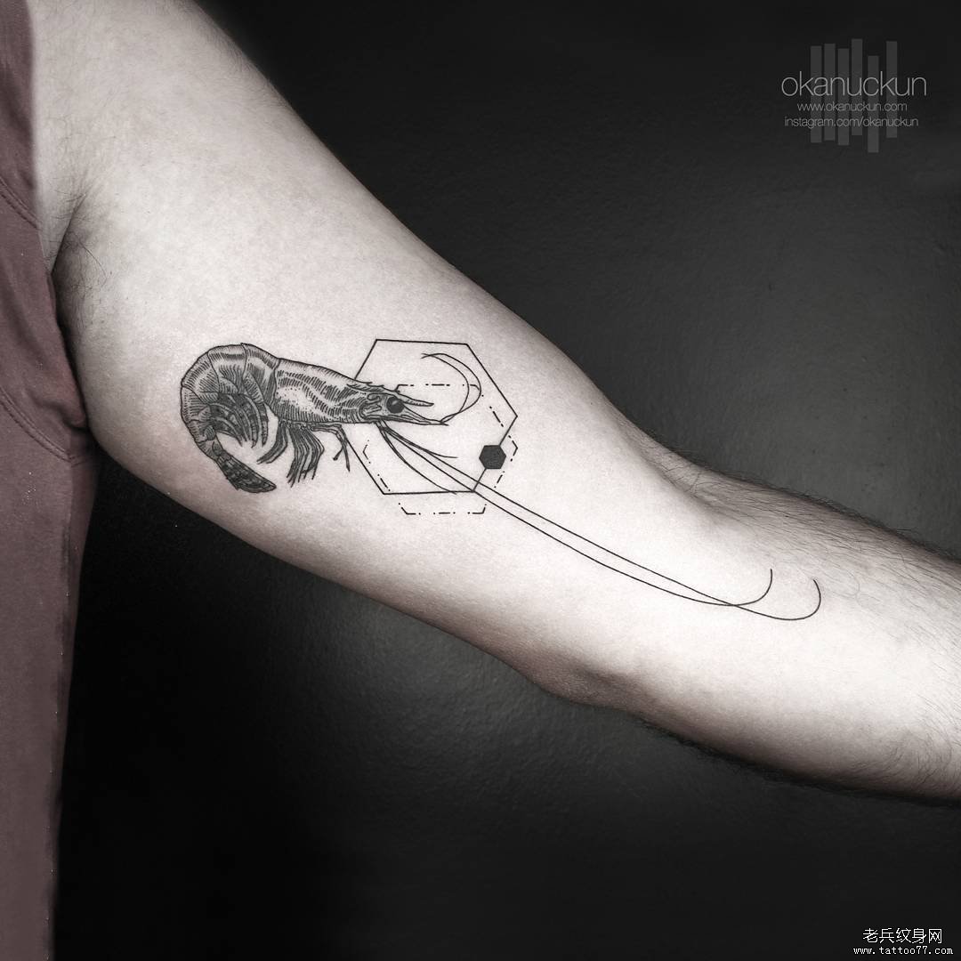 大臂小龙虾线条几何纹身图案