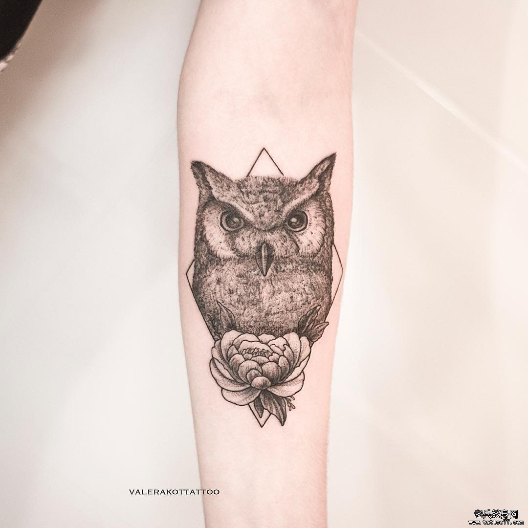 小臂几何线条猫头鹰花蕊纹身图案