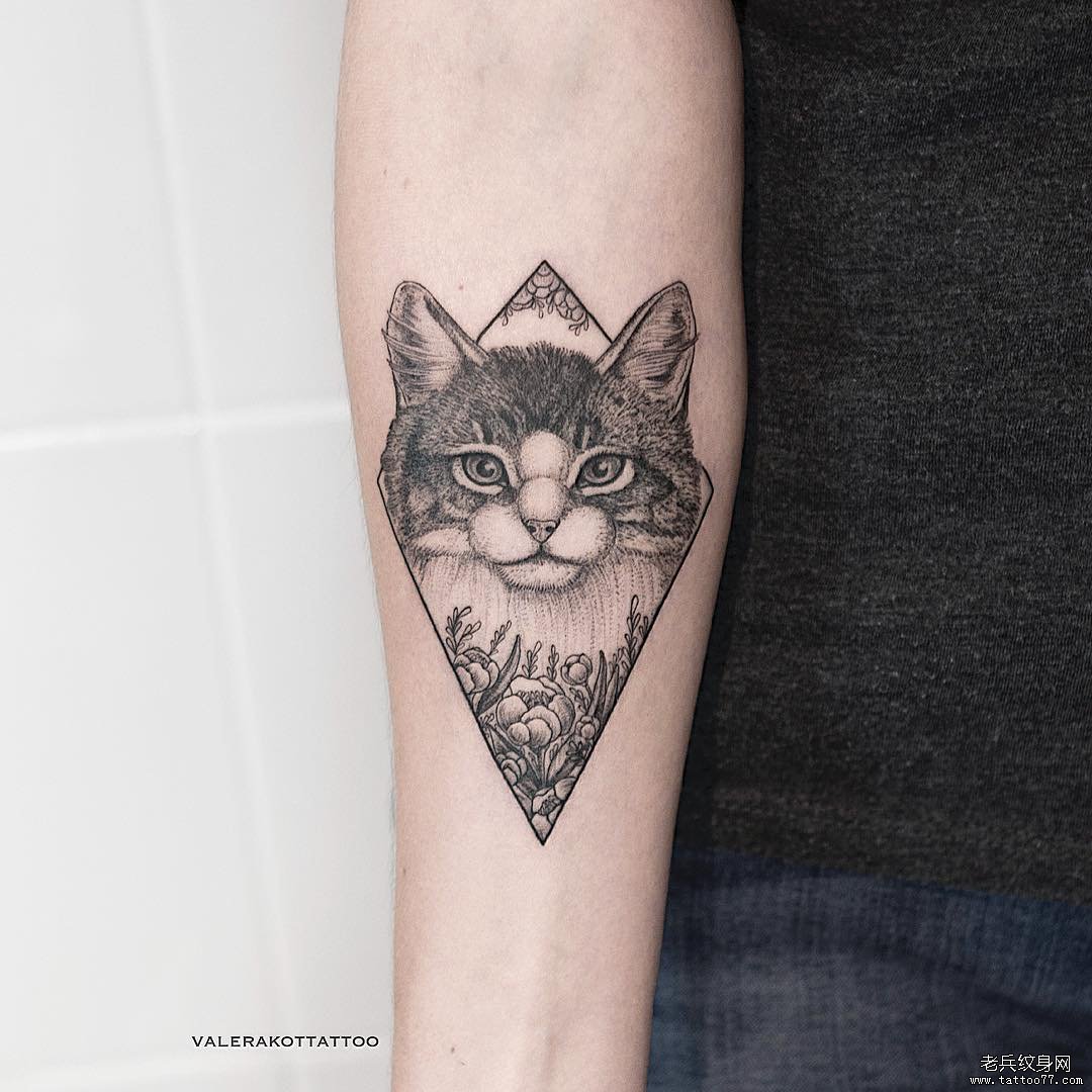 小臂写实猫花蕊几何纹身图案