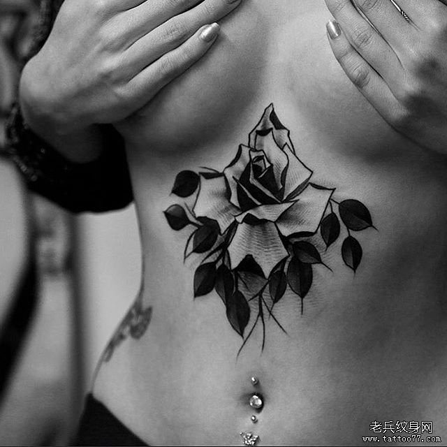 胸部性感玫瑰纹身图案
