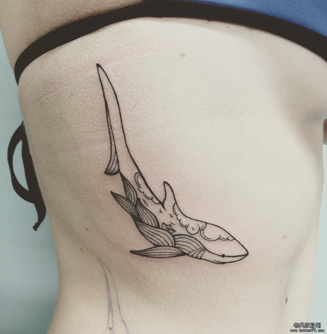 女生侧腰线条简单小清新鲨鱼纹身图案
