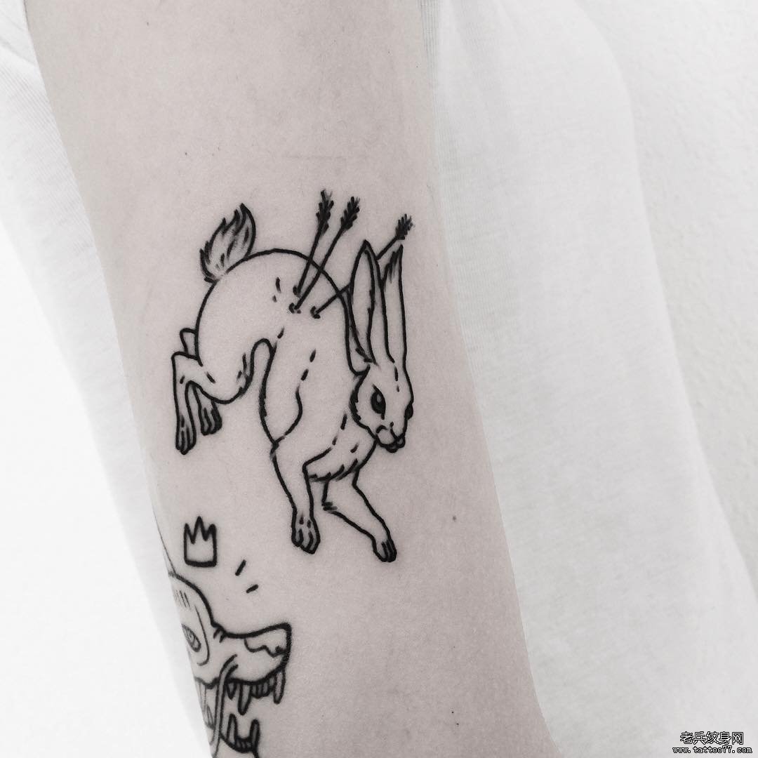手臂小清新简单线条中箭的兔子纹身图案