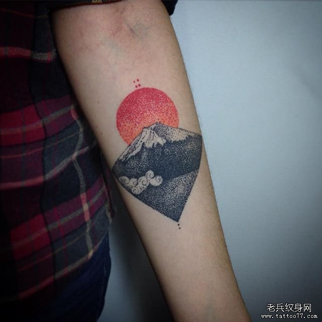 小臂点刺富士山太阳tattoo纹身图案