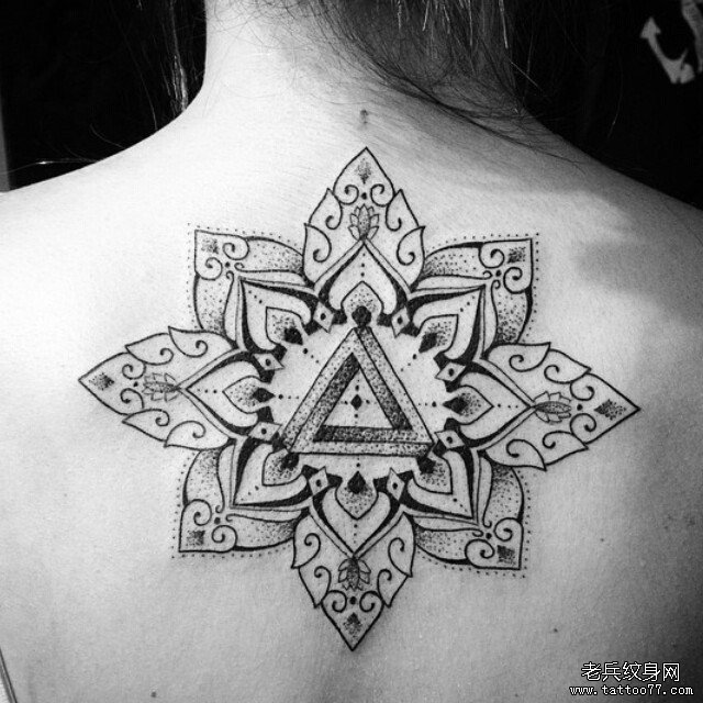 女生背部梵花点刺tattoo纹身图案