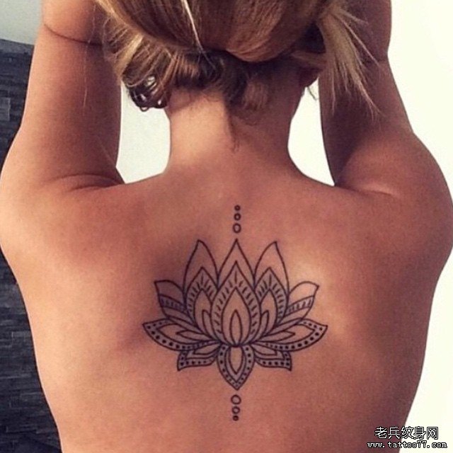 女性欧美背部梵花线条纹身图案