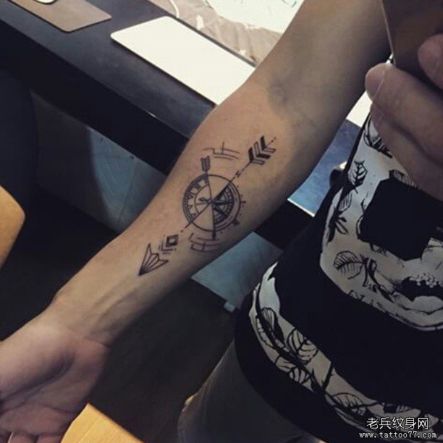 小臂指南针箭头个性tattoo纹身图案