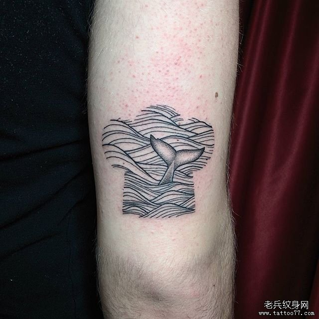 小臂线条点刺海浪鲸鱼纹身图案