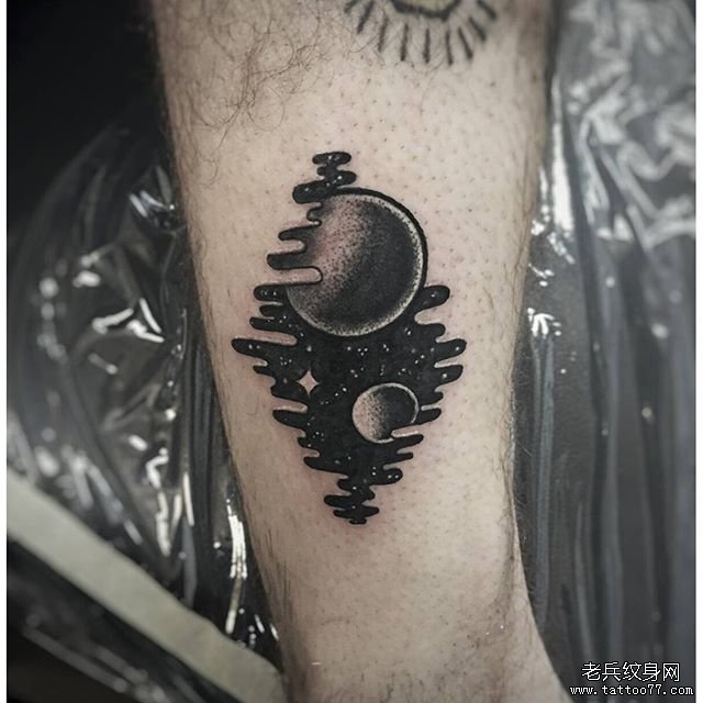 小腿点刺黑灰星空月亮纹身图案