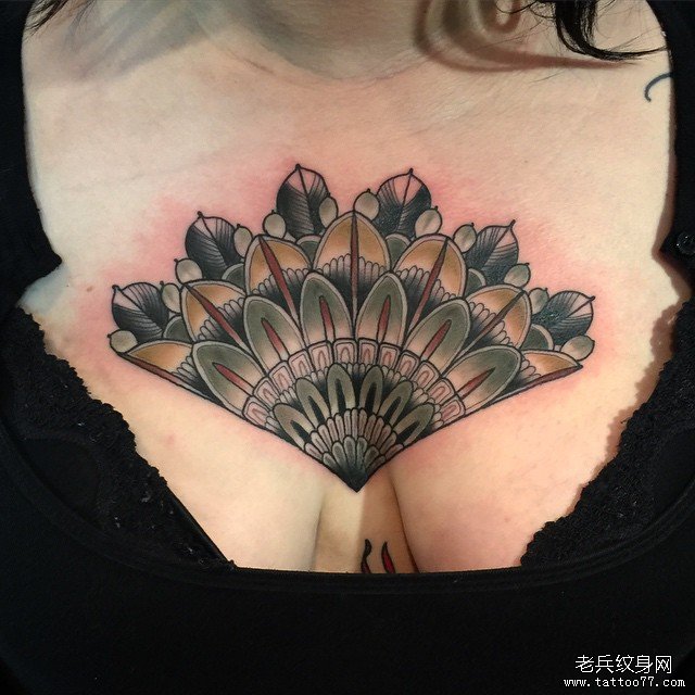 女生胸部school扇子纹身图案