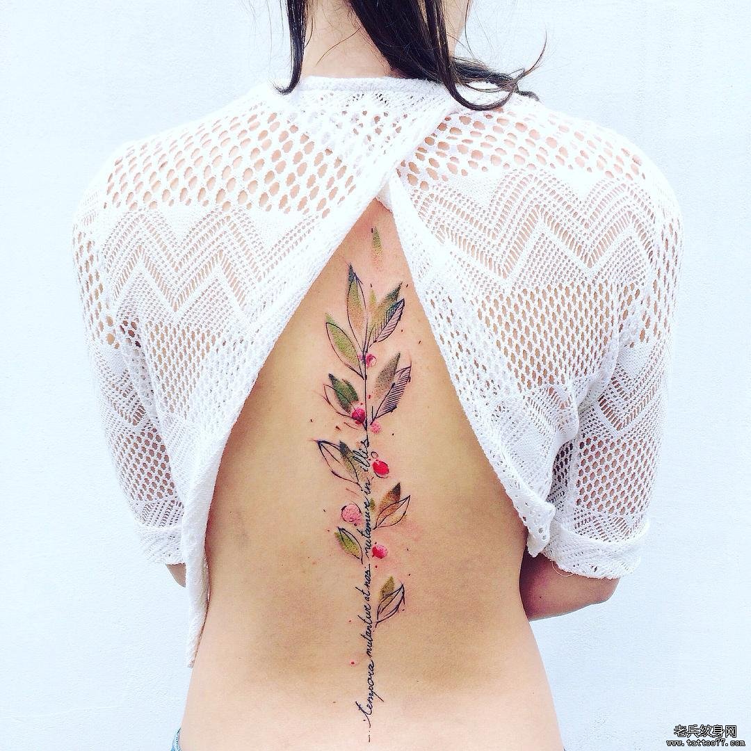 女生背部脊柱花卉性感纹身图案
