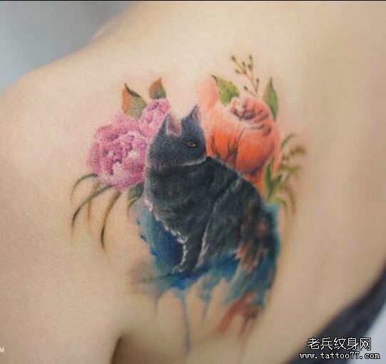 背部小清新花卉和猫纹身图案