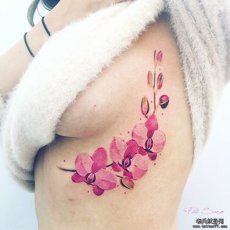胸部清新的花卉性感纹身图案