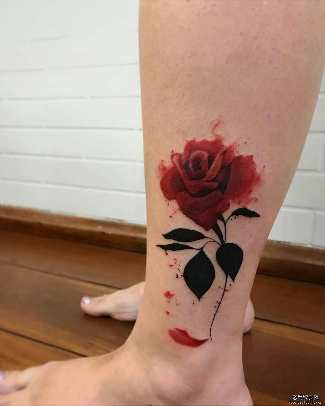 脚踝泼墨漂亮的玫瑰纹身图案