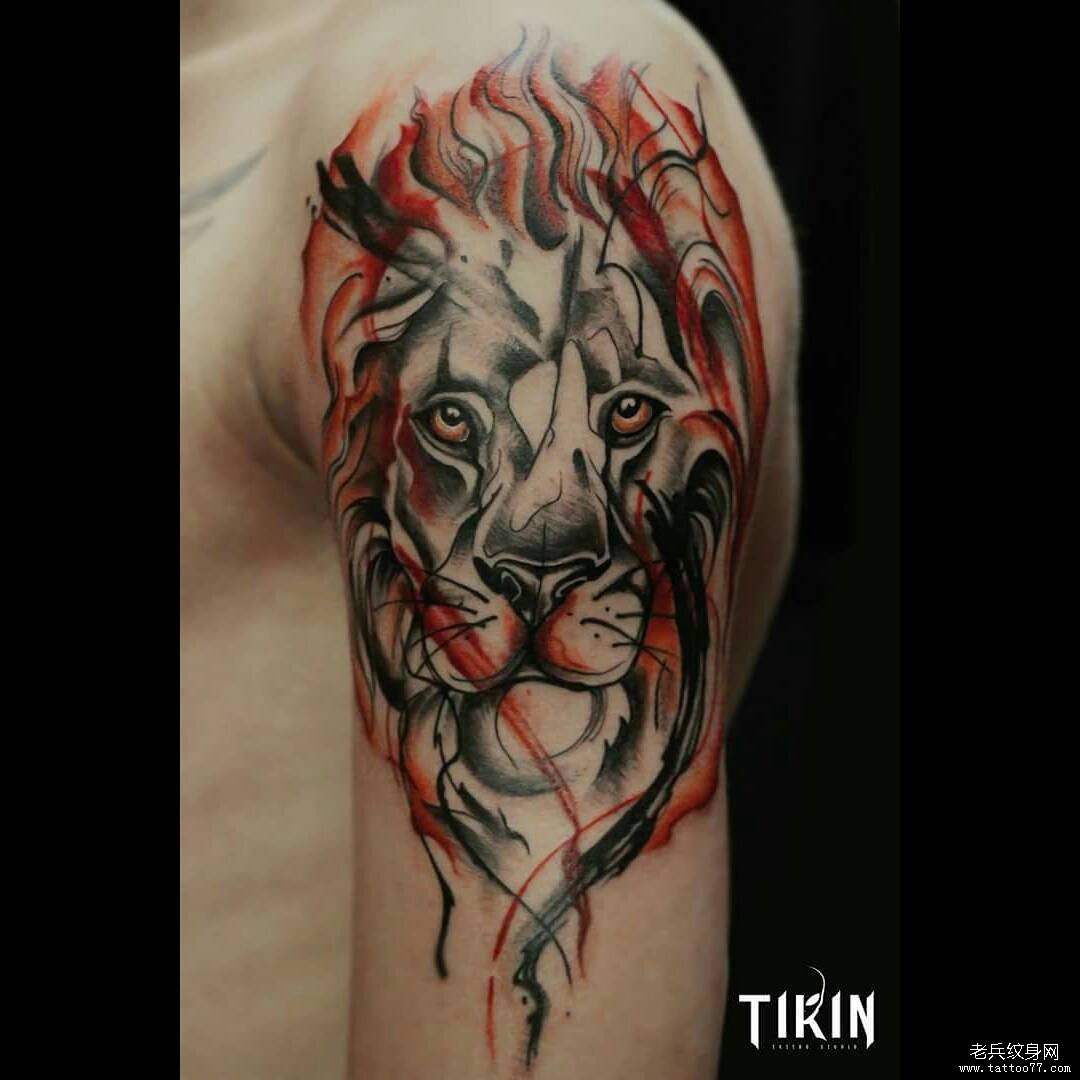 大臂狮子头像水彩纹身图案