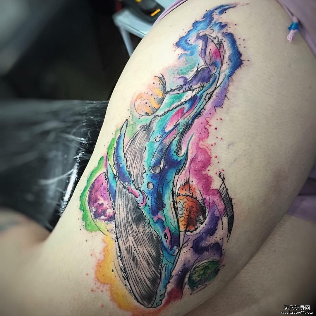 大腿鲸鱼彩绘泼墨纹身图案