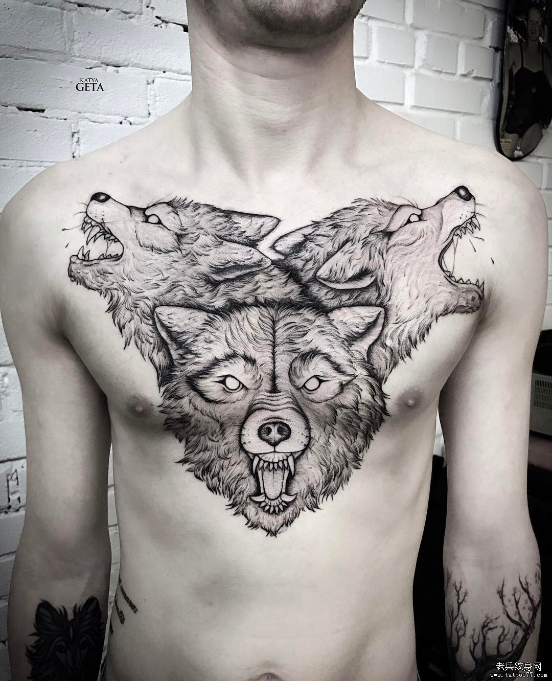 男士胸部欧美狼头纹身图案