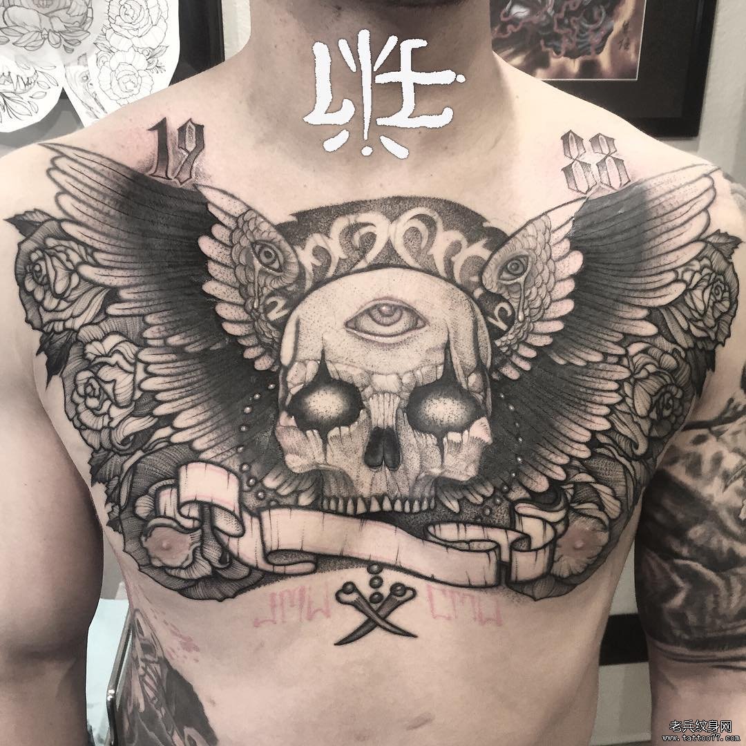 欧美男士胸部骷髅翅膀纹身图案
