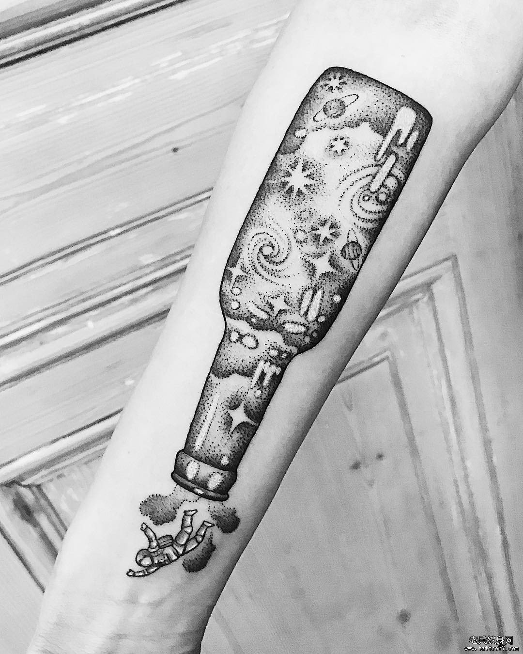 小臂点刺创意星空瓶子宇航员纹身图案