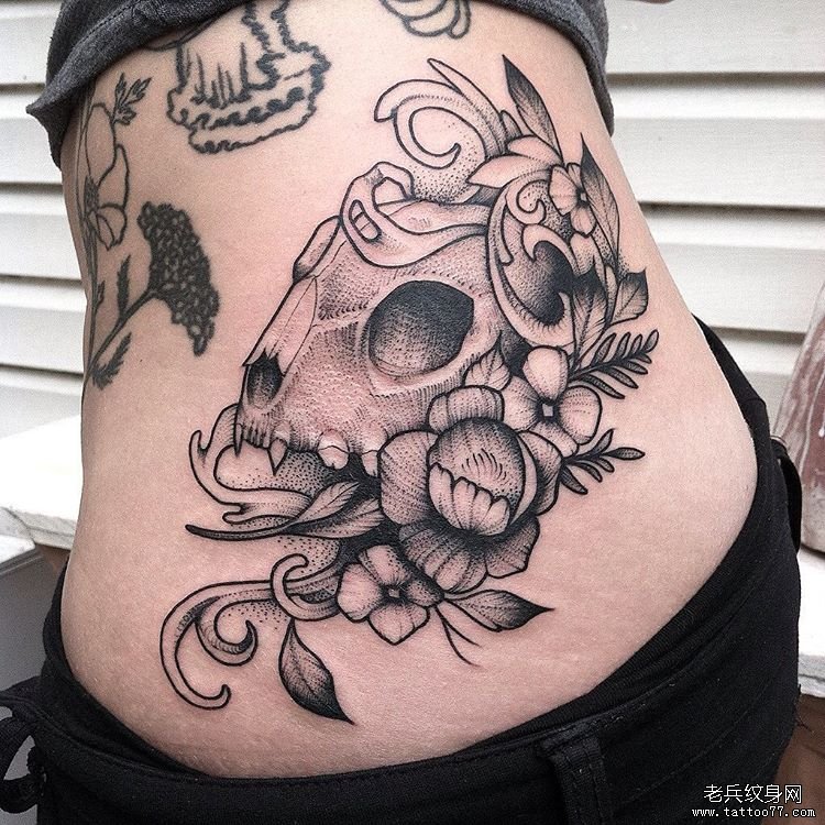 背部欧美骷髅花卉线条点刺纹身图案