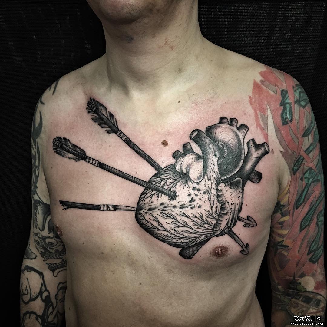 男士胸部欧美心脏箭纹身图案