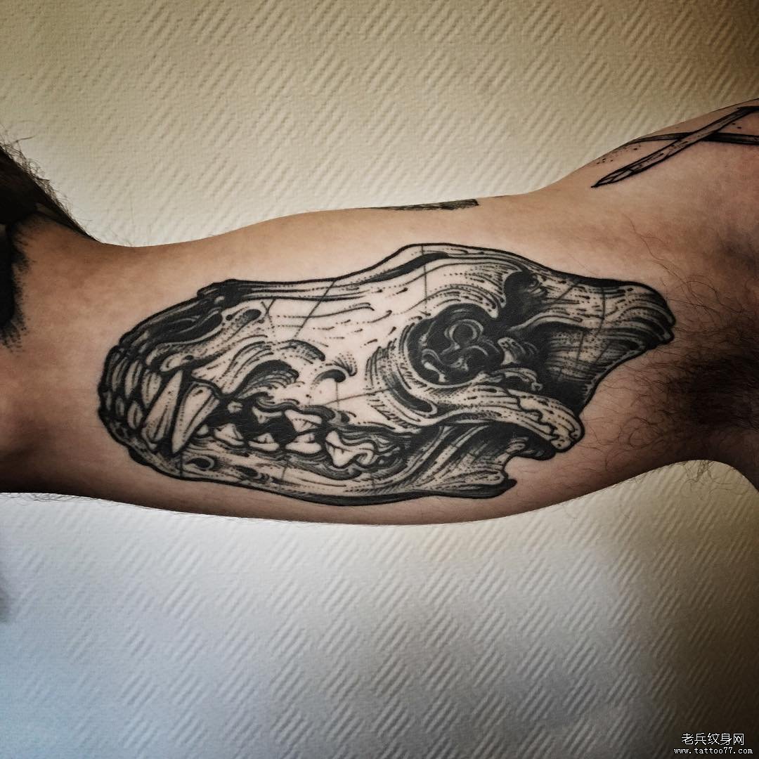 大臂欧美恐龙骷髅头纹身图案