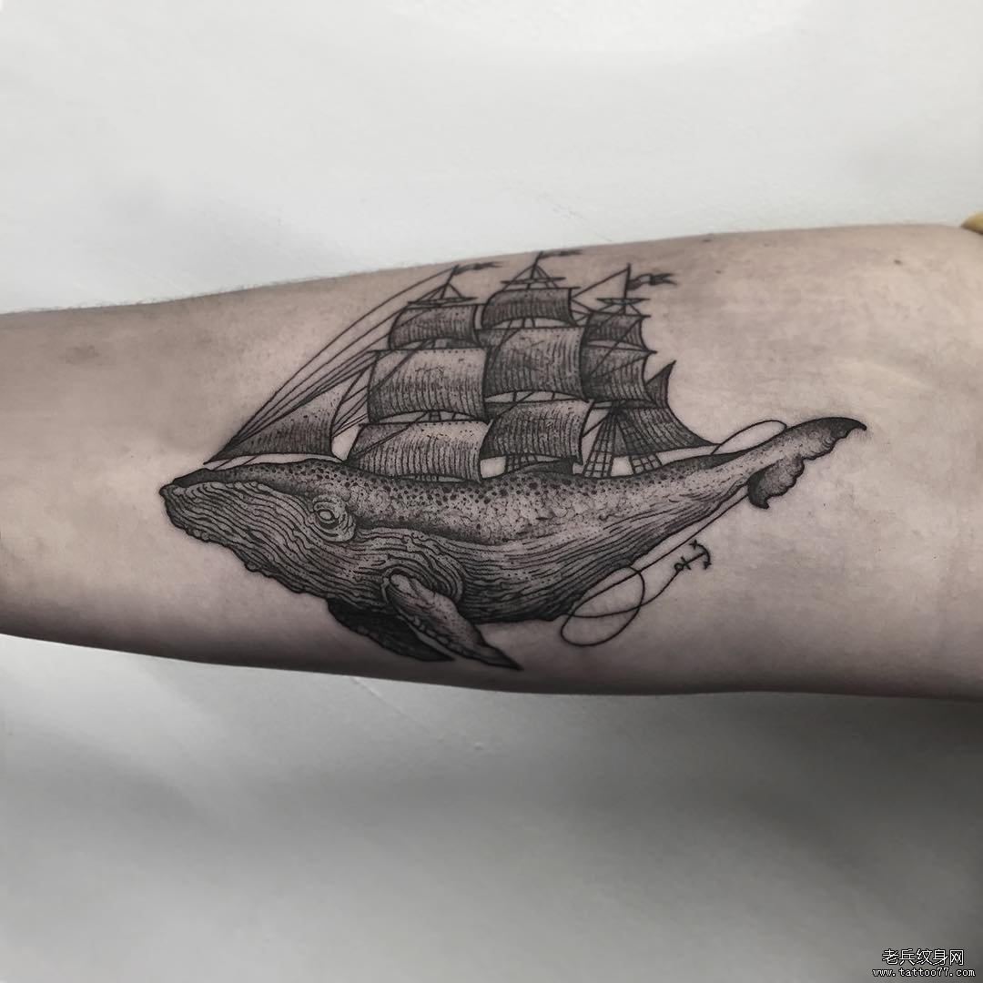 大臂鲸鱼结合帆船纹身图案
