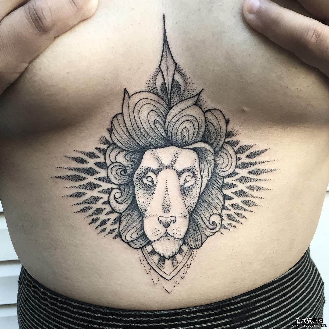 胸部狮子头像性感纹身图案