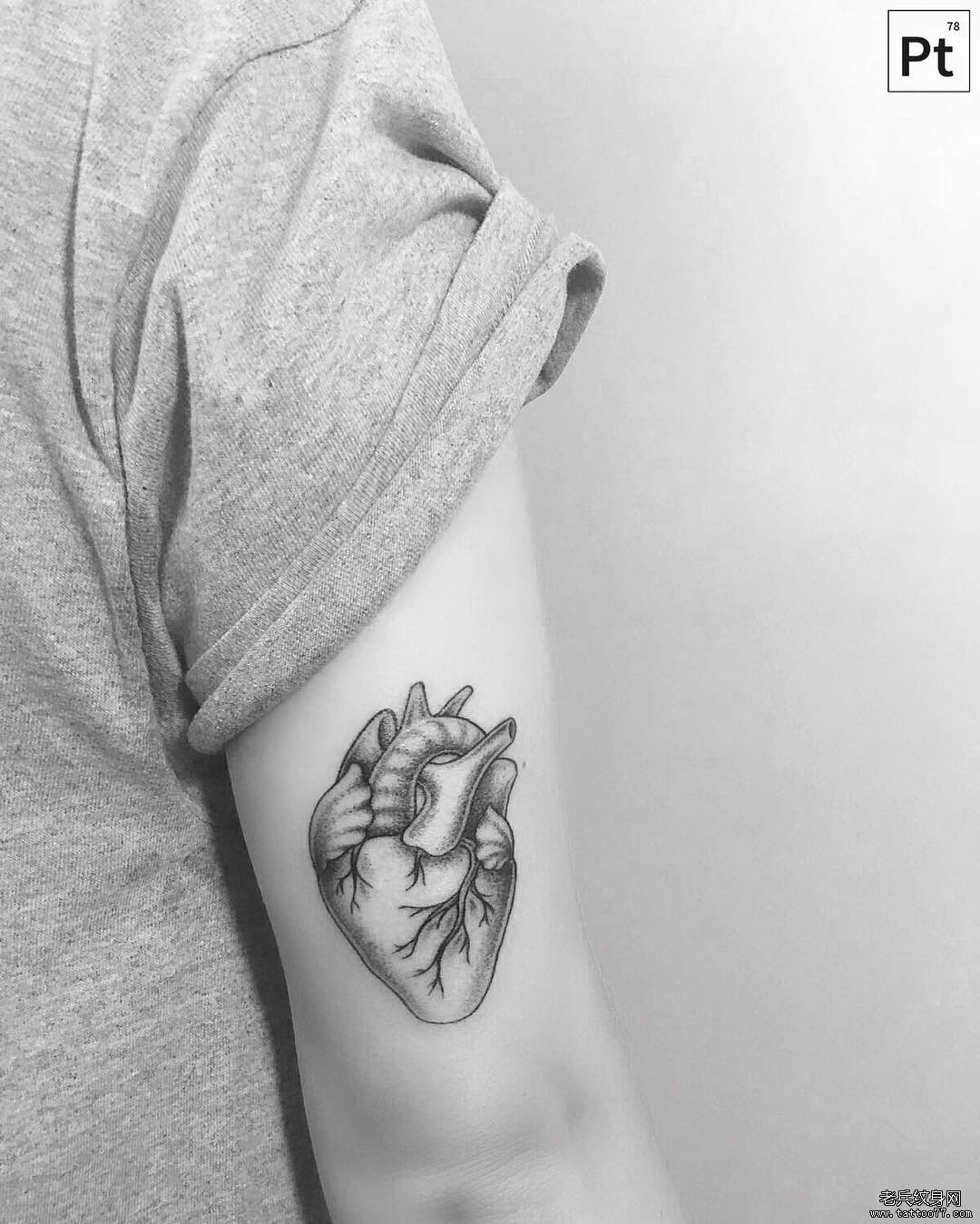 大臂心脏点刺写实纹身图案